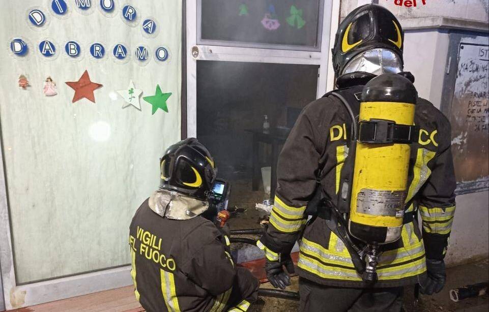 Incendio doloso nella scuola d’italiano per migranti