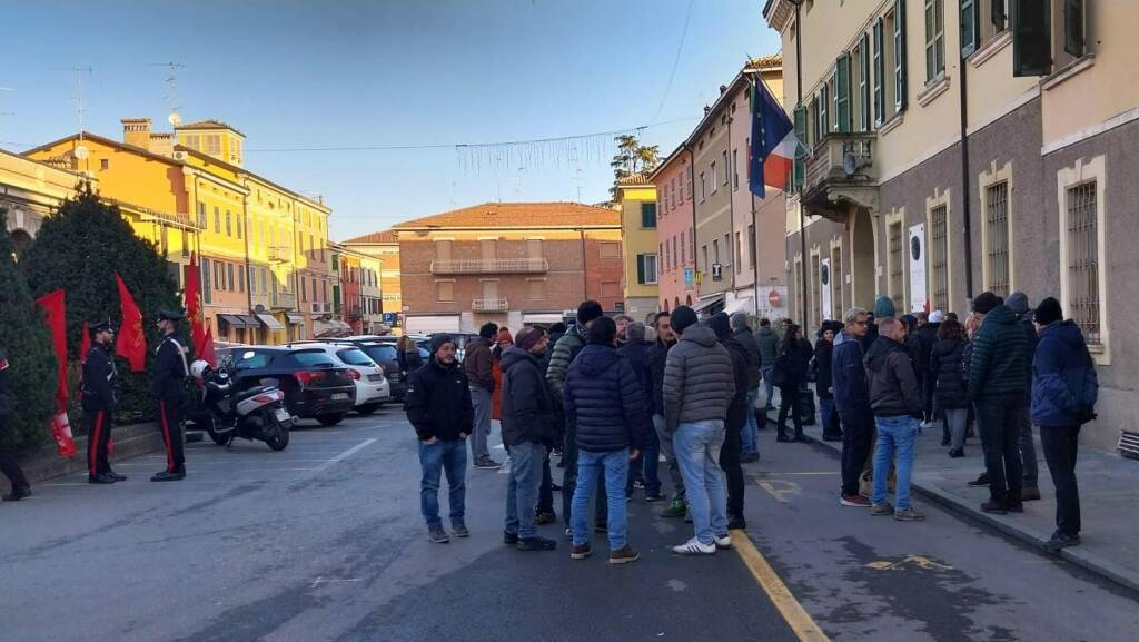 Montecchio, lavoratori di Ems group sotto al municipio