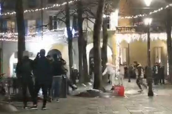 Vandali in piazza Fontanesi: petardi e bottiglie rotte a terra