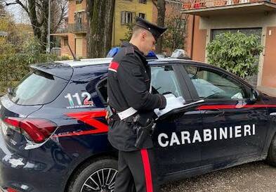 Casalgrande, ubriaco con l’ascia in un bar