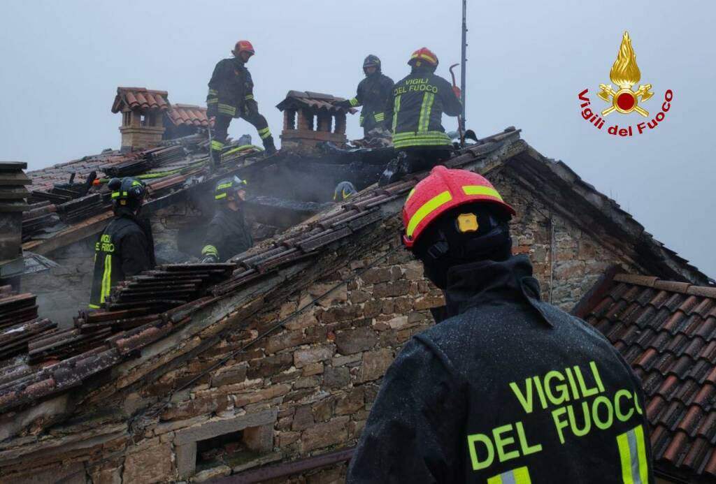 Villa Minozzo, a fuoco il tetto di una casa