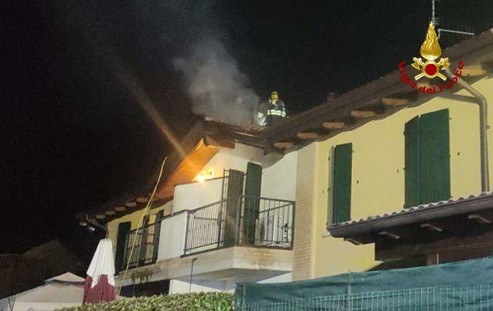 Montecchio, tetto di una casa a fuoco: un intossicato
