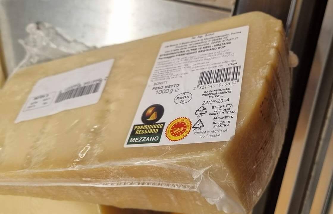 Parmigiano Reggiano venduto a peso d’oro a Milano