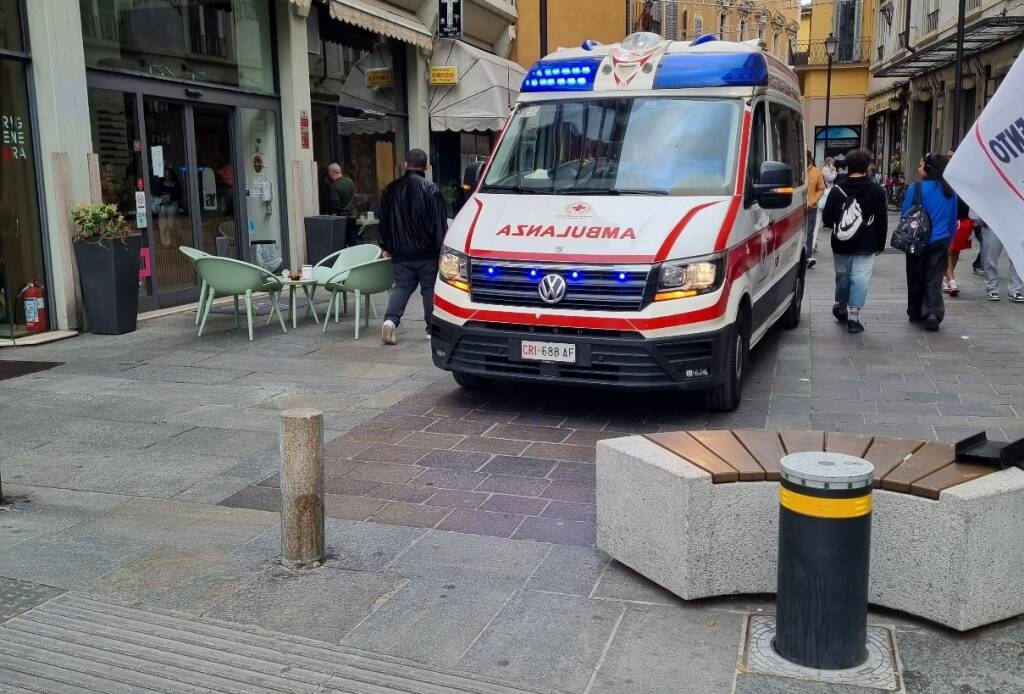 Via Crispi, Rinaldi (Lega): “Ambulanza bloccata da panchina in cemento”