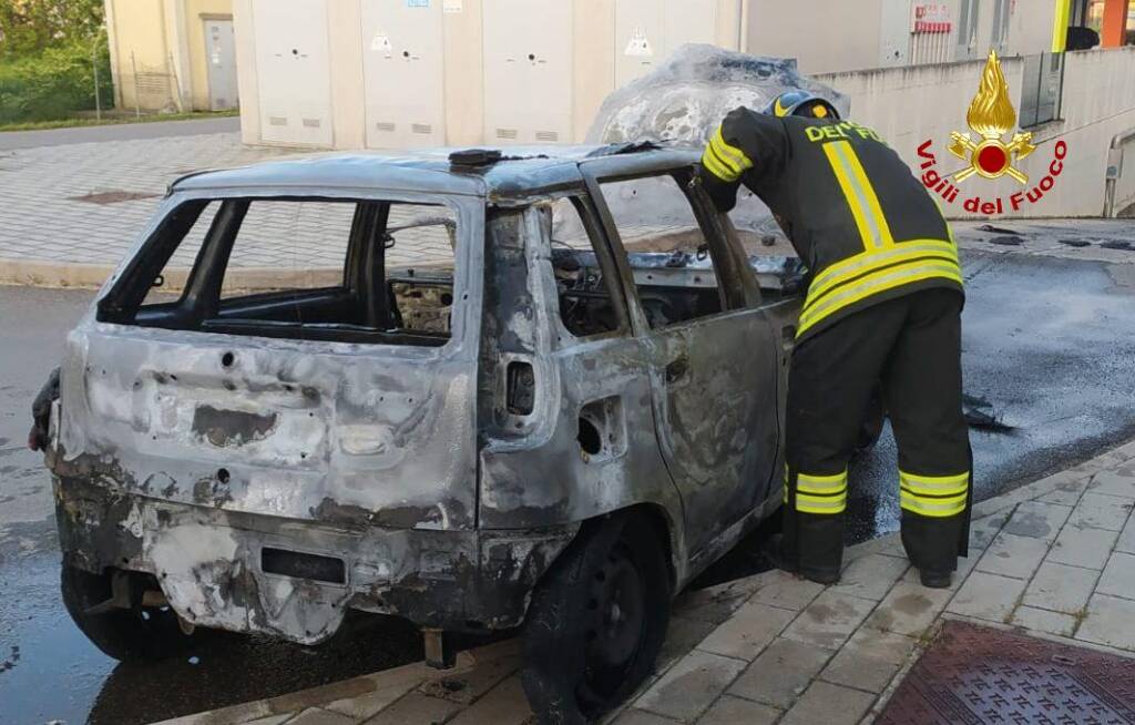 Gualtieri, auto distrutta dalle fiamme