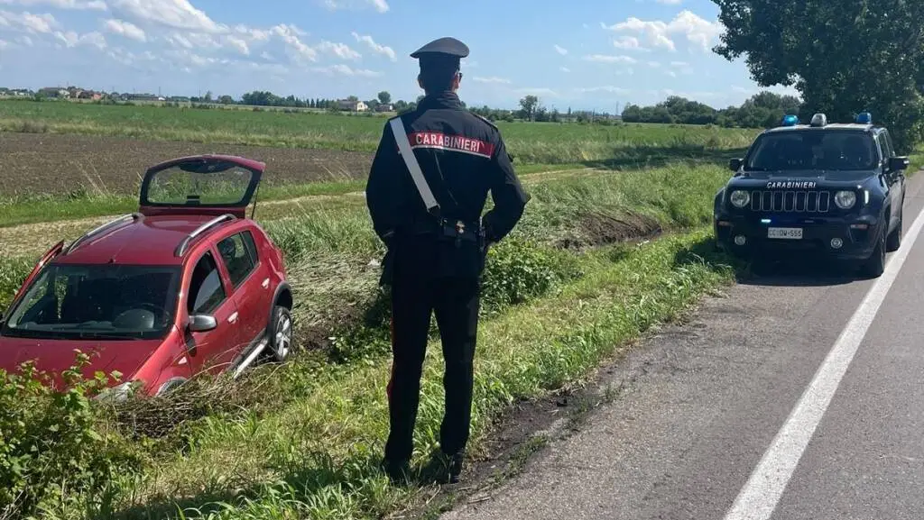 Luzzara, auto fuori strada: invalida ferita