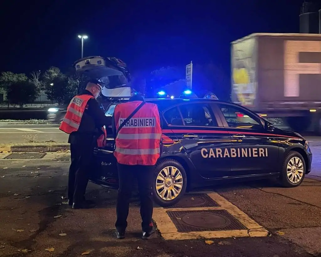 Cavriago, notte di follia e violenze: 29enne denunciato