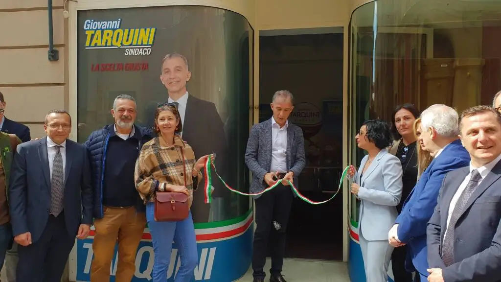 Tarquini apre la sua sede elettorale in centro storico