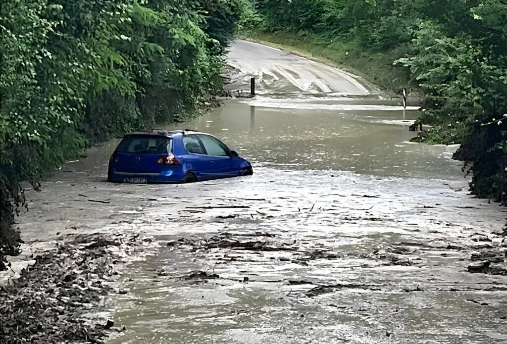 Baiso, auto sommersa dall’acqua