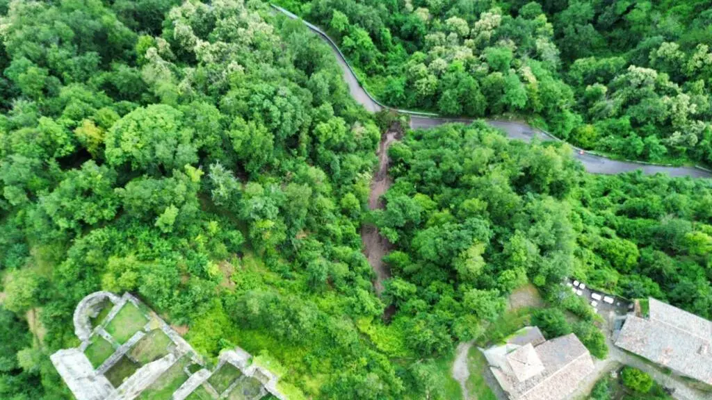 Carpineti, chiusa per una frana la strada del castello