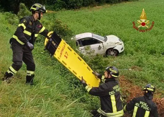 Luzzara, auto finisce fuori strada: un ferito