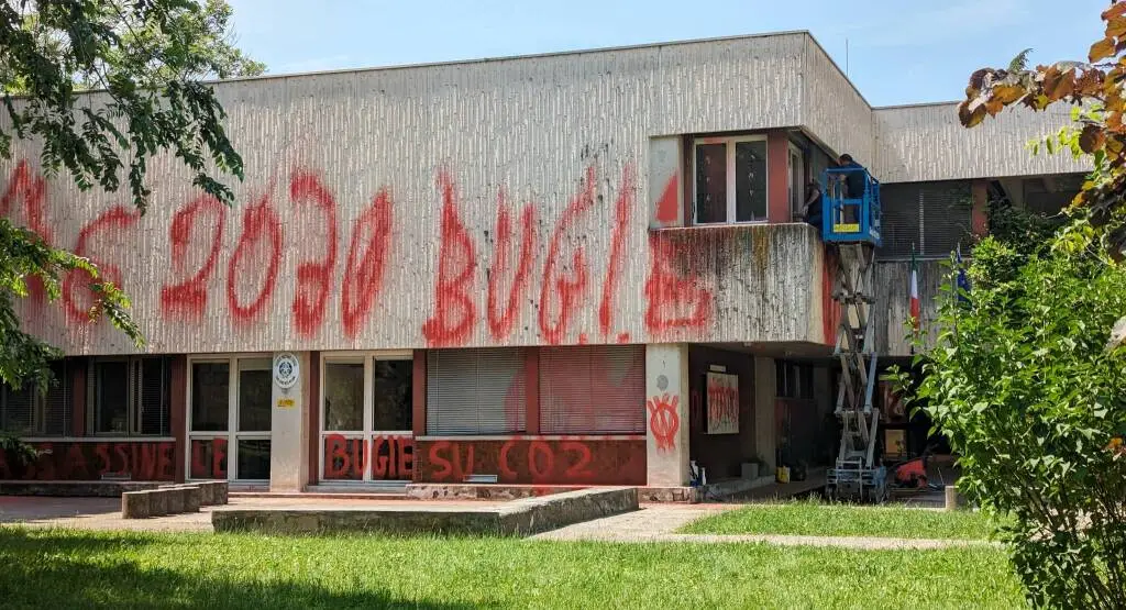 La scuola elementare don Milani imbrattata da vandali