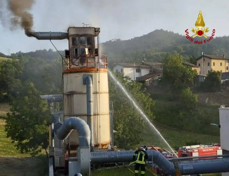 Castelnovo Monti, silos di segatura a fuoco