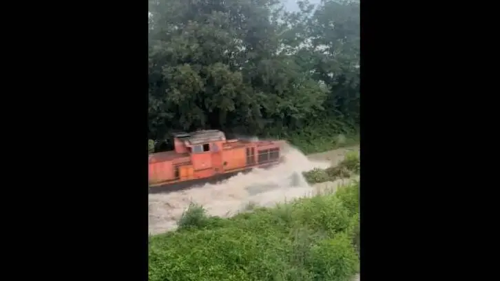 Rubiera, treno passa in mezzo a un fiume d’acqua