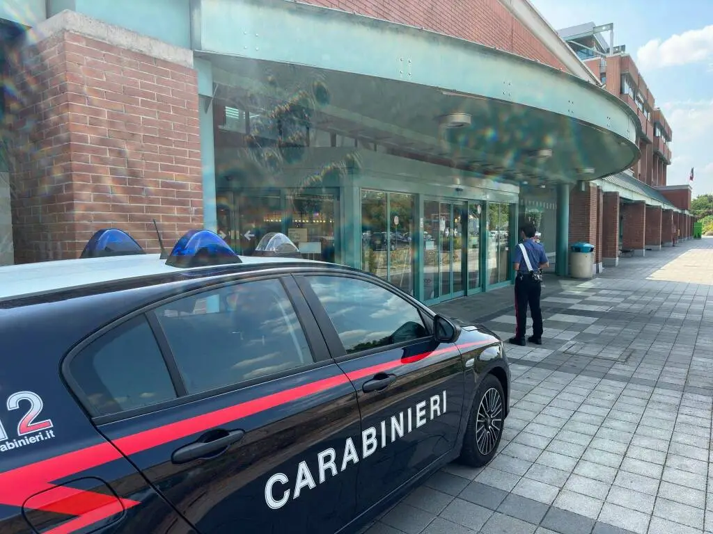 Correggio, trovate 8 dosi di cocaina in centro commerciale