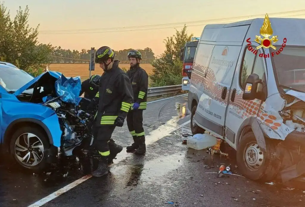 Reggiolo, schianto frontale: grave un anziano