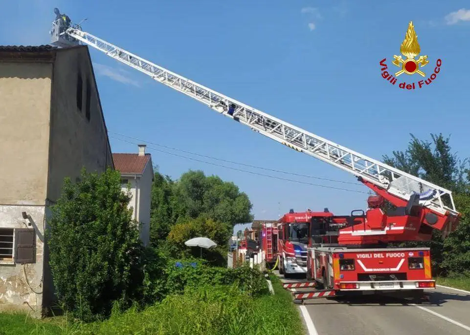 Luzzara, magazzino distrutto da un incendio