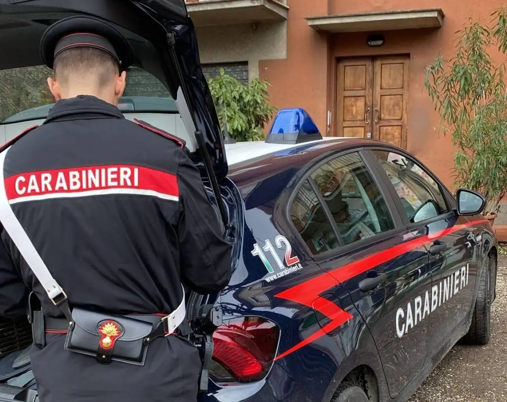 Minaccia i colleghi e spara un colpo di pistola, denunciato un 39enne