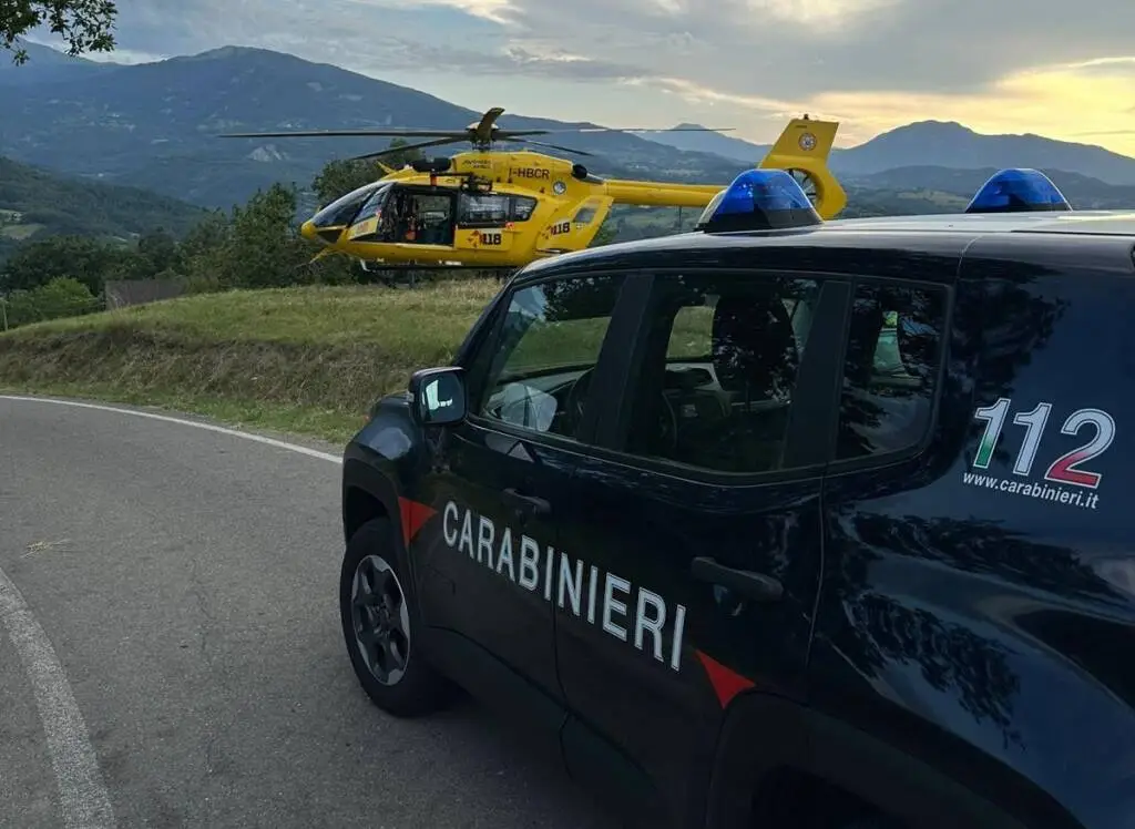 Toano, perde il controllo della bicicletta e finisce fuori strada: grave una donna