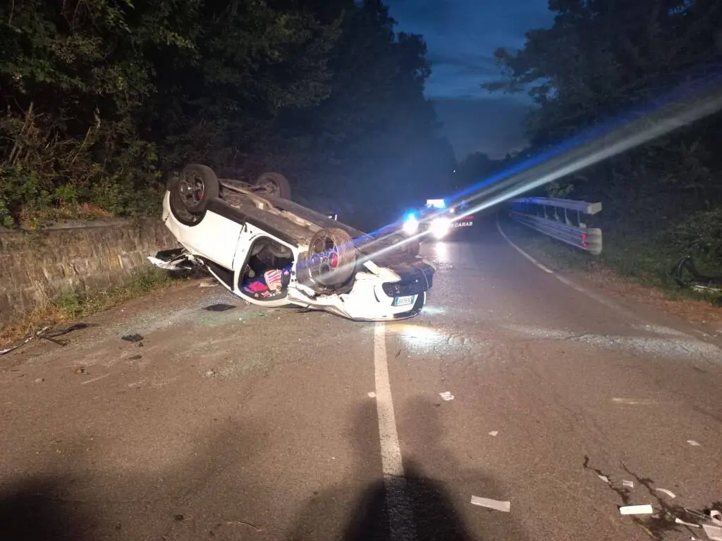 Castelnovo Monti, auto si ribalta: due feriti