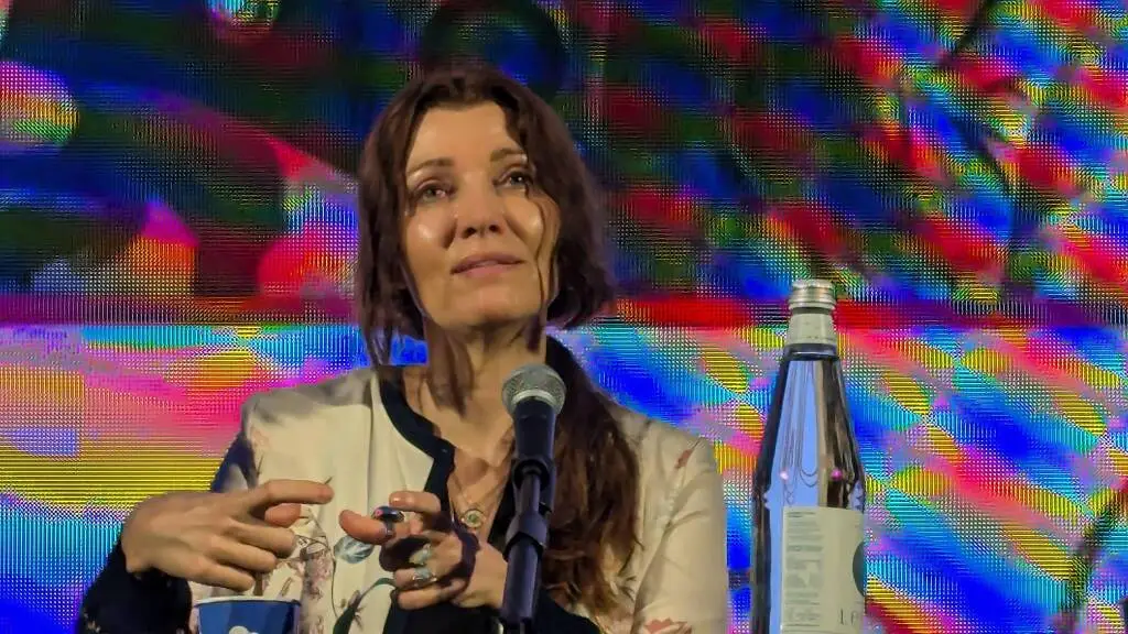 Elif Shafak: “Troppe informazioni, l’antidoto è la letteratura”